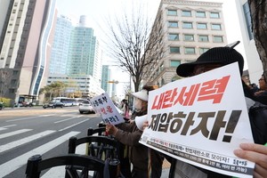 [Photo News] Ousted President Yoon Suk Yeol returns home to protestors, supporters