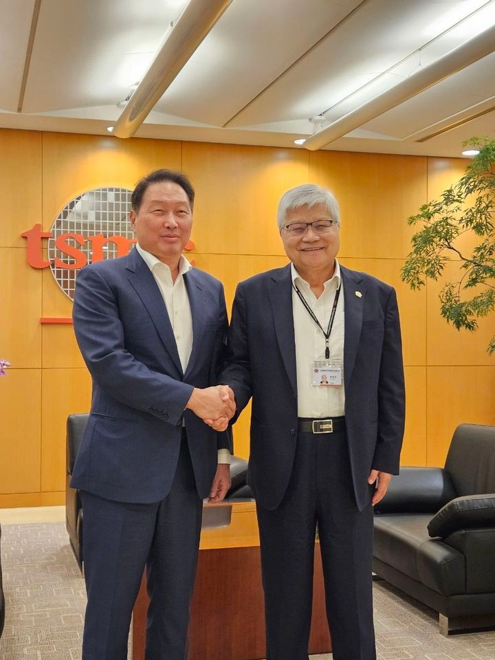 SK Group Chair Chey Tae-won (left) shakes hand with C.C. Wei at TSMC headquarters in Taipei, Taiwan, in June 2024. (SK Supex Council)