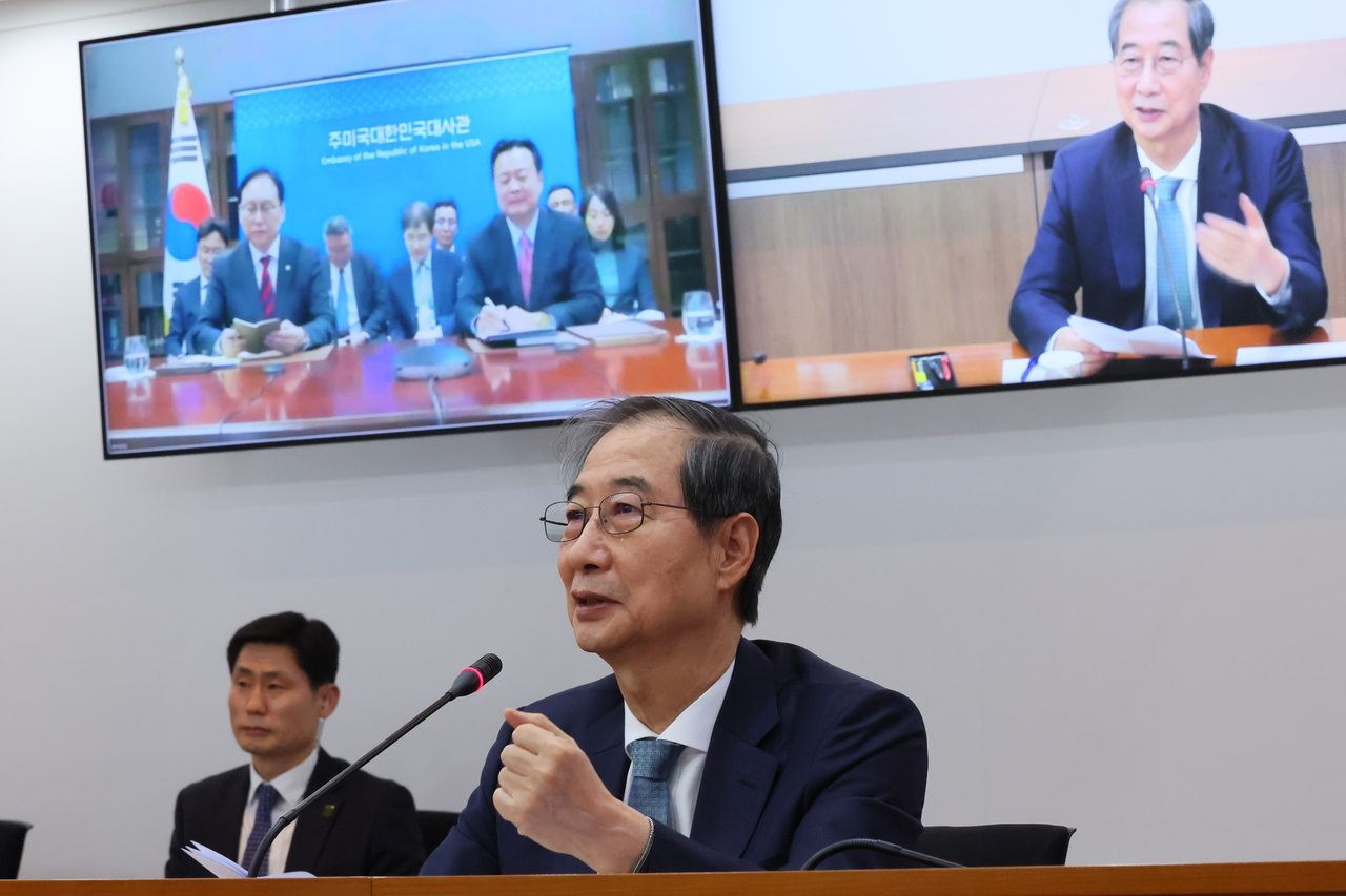 Acting President and Prime Minister Han Duck-soo speaks while receiving a video briefing from Minister of Trade Cheong In-kyo, who is visiting the United States to respond to US President Donald Trump's tariff policies, and Korean Ambassador to the United States Cho Hyun-dong, at the Government Complex Seoul in Jongno-gu, Seoul, Thursday. (Office for Government Policy Coordination Prime Minister's Secretariat)