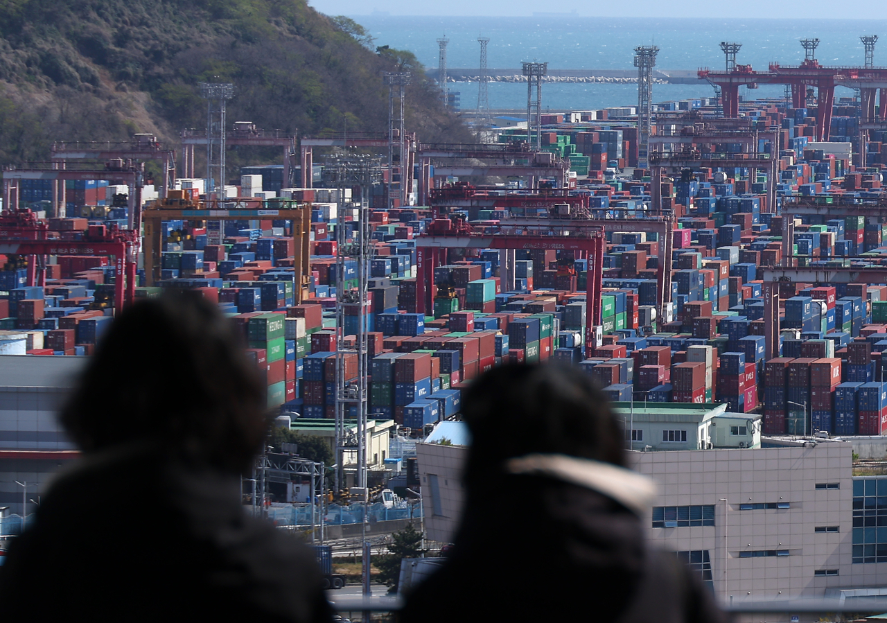 This file photo, taken on April 3, shows stacks of shipping containers at a port in Busan, about 320 kilometers southeast of Seoul. (Yonhap)