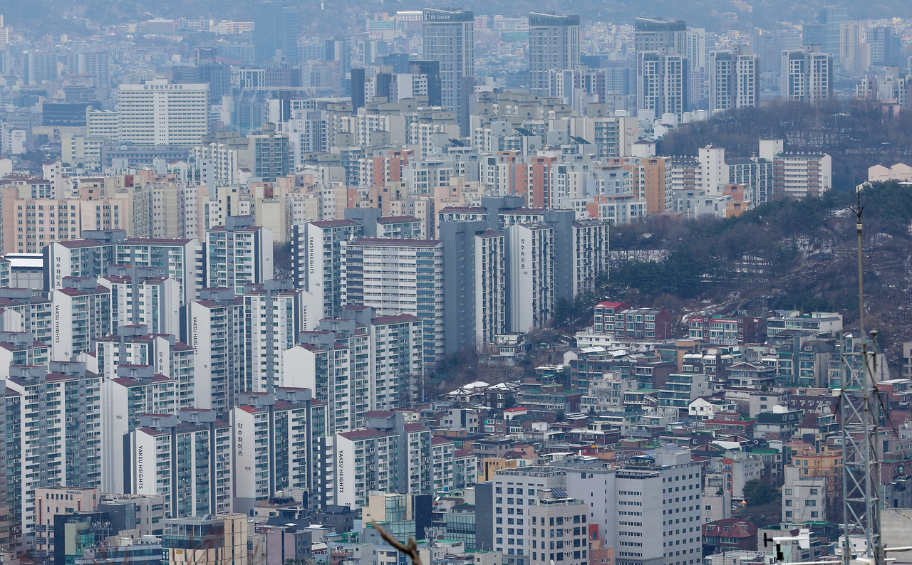 서울 남산에서 바라본 서울 다세대 주택과 아파트단지 모습.  [연합]