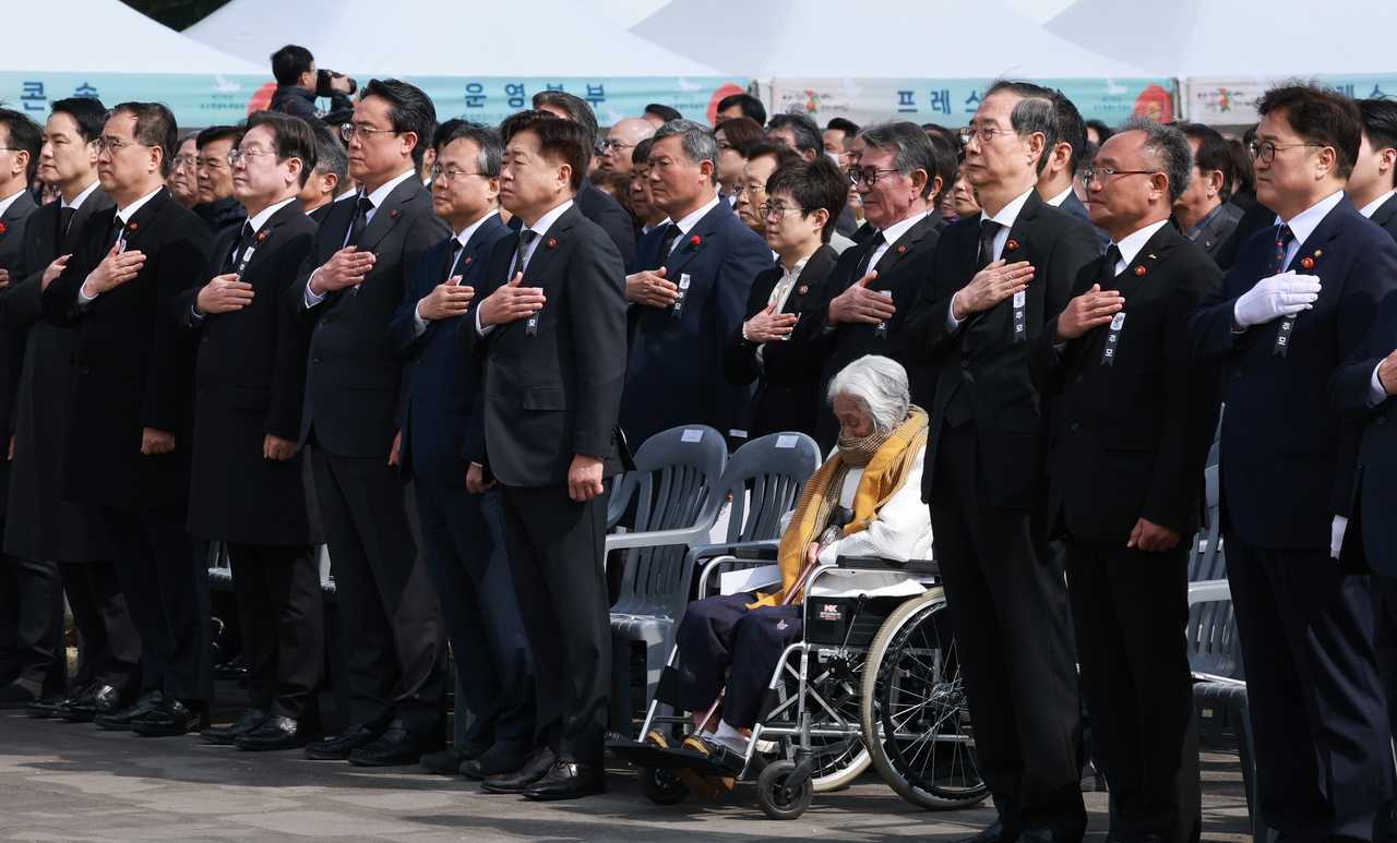 한덕수 대통령 권한대행 국무총리와 우원식 국회의장, 더불어민주당 이재명 대표 등이 3일 제주특별자치도 4·3 평화공원에서 열린 ‘77주년 4·3 희생자 추념식’에서 국기에 경례하고 있다. [연합]