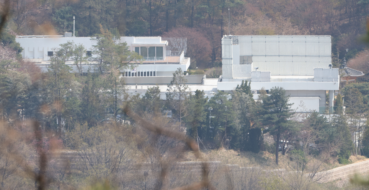 윤석열 전 대통령이 이르면 11일 한남동 관저를 떠나 서초동 사저로 옮길 것으로 보이는 10일 서울 용산구 한남동 관저 모습. <연합>