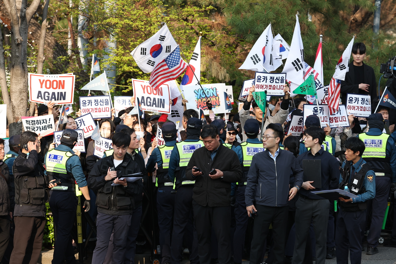 윤석열 전 대통령이 한남동 관저를 떠나 사저가 있는 서초구 아크로비스타로 복귀한 11일 사저 인근에서 지지자들이 윤 대통령을 기다리고 있다. <연합>