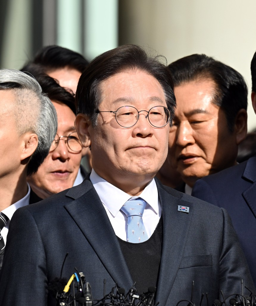 더불어민주당 이재명 대표가 26일 서울 서초구 서울고등법원에서 열린 공직선거법 위반 항소심에서 무죄를 선고받은 뒤 법정을 나서고 있다. [연합]