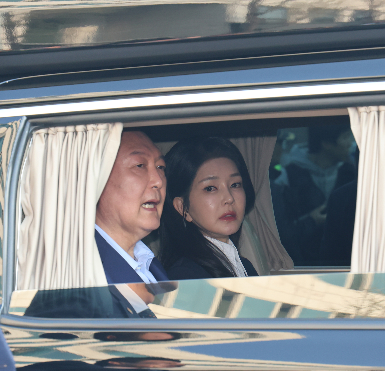 윤석열 전 대통령과 김건희 여사가 11일 오후 서울 용산구 한남동 대통령 관저에서 퇴거해 사저로 향하고 있다. 임세준 기자