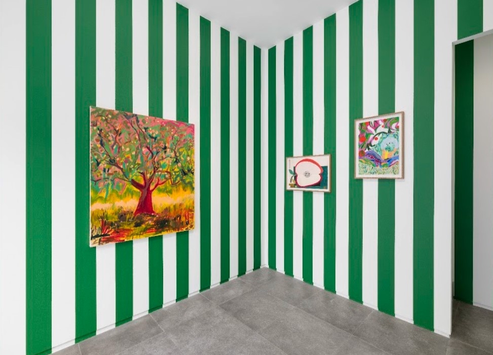 Installation view of "Roots n’ Fruits," presented by Galerie Eva Presenhuber in Seoul (Galerie Eva Presenhuber, Shara Hughes, Austin Eddy)