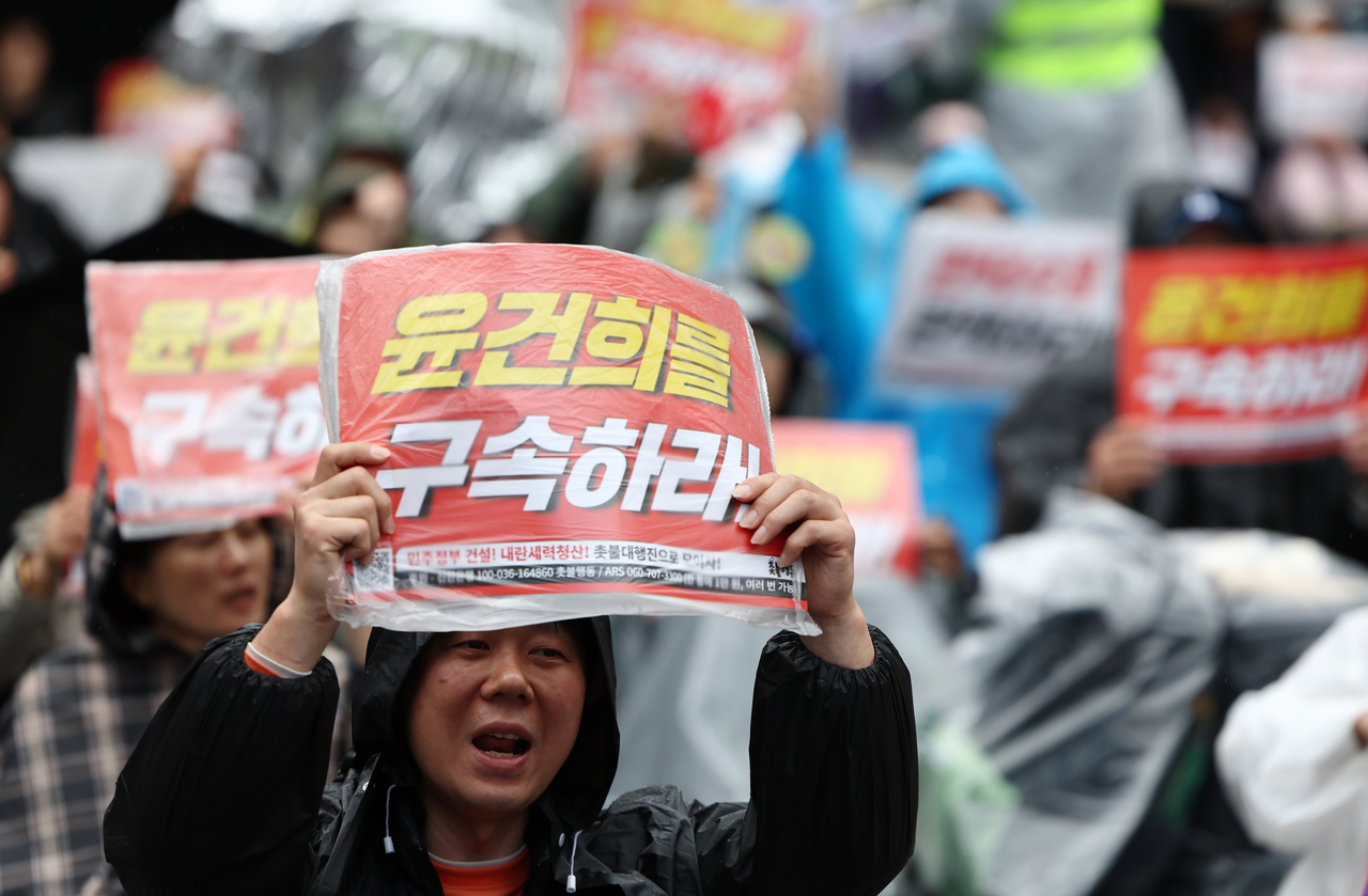 12일 서울 시청역 인근에서 ‘촛불행동, 윤건희 구속-한덕수 탄핵’ 집회가 열리고 있다. [연합]