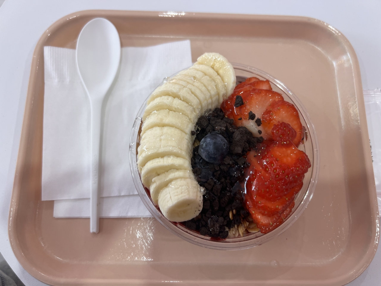 An acai bowl served at A-ha Dosan in Apgujeong Rodeo in Gangnam-gu, southern Seoul (Park Jun-hee/The Korea Herald)