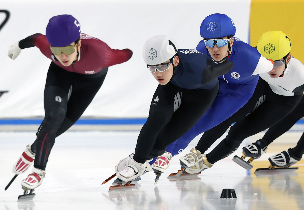 Rim Jong-un from Nowon High School (second from the left) races during the second round of selections for South Korea’s 2025-2026 short track national team at the Mokdong Ice Rink in Seoul on Sunday. (Yonhap)