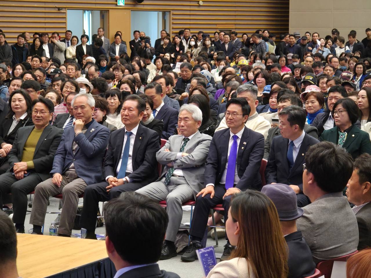 광주시민 1만여명이 모인 광주 만민공동회에서 이번 대통령선거의 시대정신은 윤석열 내란을 이겨낸 ‘광주정신’이며 광주정신을 6.3대선에서 민주정부 수립의 원동력으로 삼아야 한다는 주장이 나왔다.