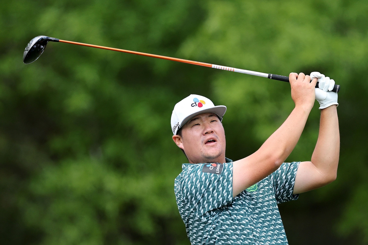 Im Sung-jae of South Korea tees off on the fifth hole during the third round of the Masters at Augusta National Golf Club in Augusta, Georgia, on Saturday. (Getty Images)