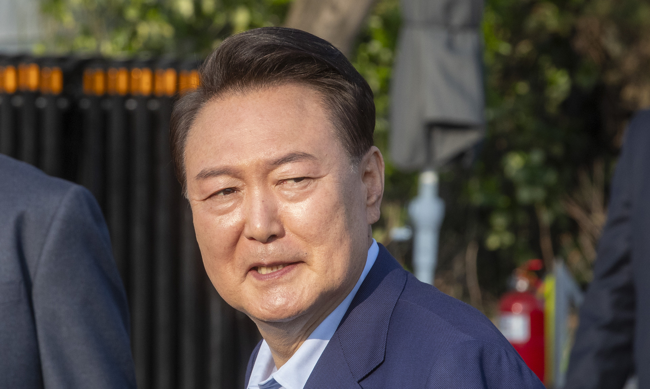 Former President Yoon Suk Yeol leaves the official residence in Seoul on Friday before moving back to his private home. (Yonhap)