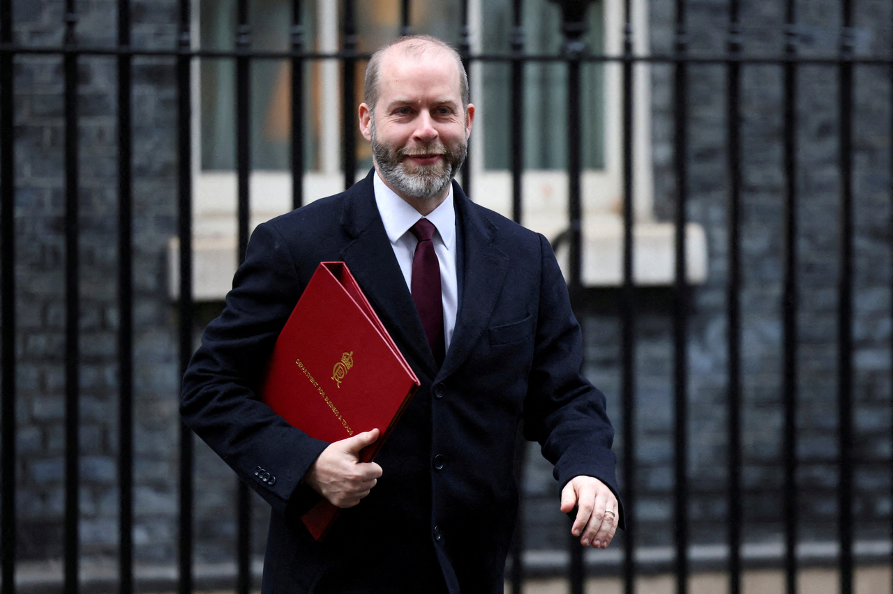 UK Secretary of State for Business and Trade Jonathan Reynolds walks at the Downing Street for a Cabinet meeting in London on Jan. 7. (Reuters)