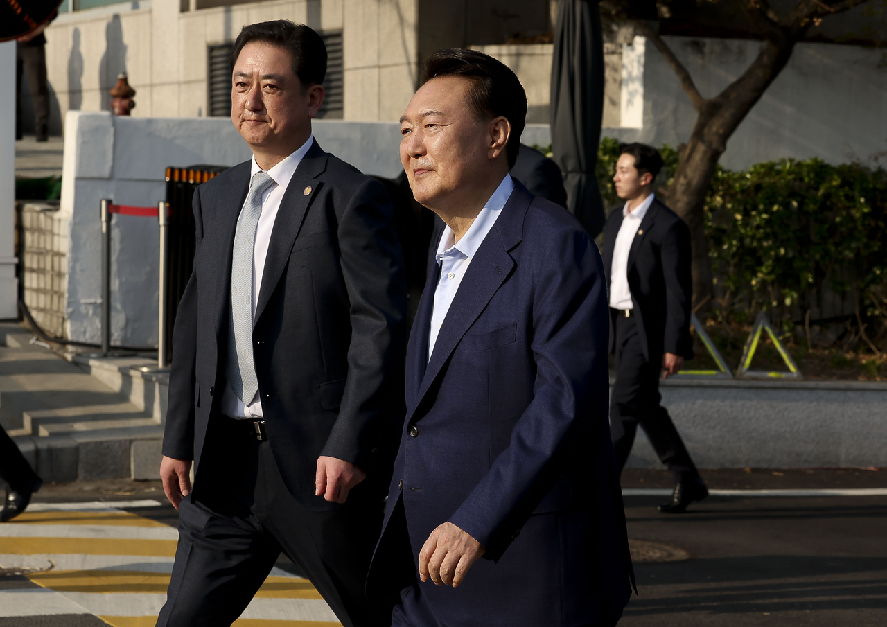 Former President Yoon Suk Yeol leaves the official presidential residence in Hannam-dong, Yongsan-gu, central Seoul, Friday. (Im Se-jun/The Korea Herald)