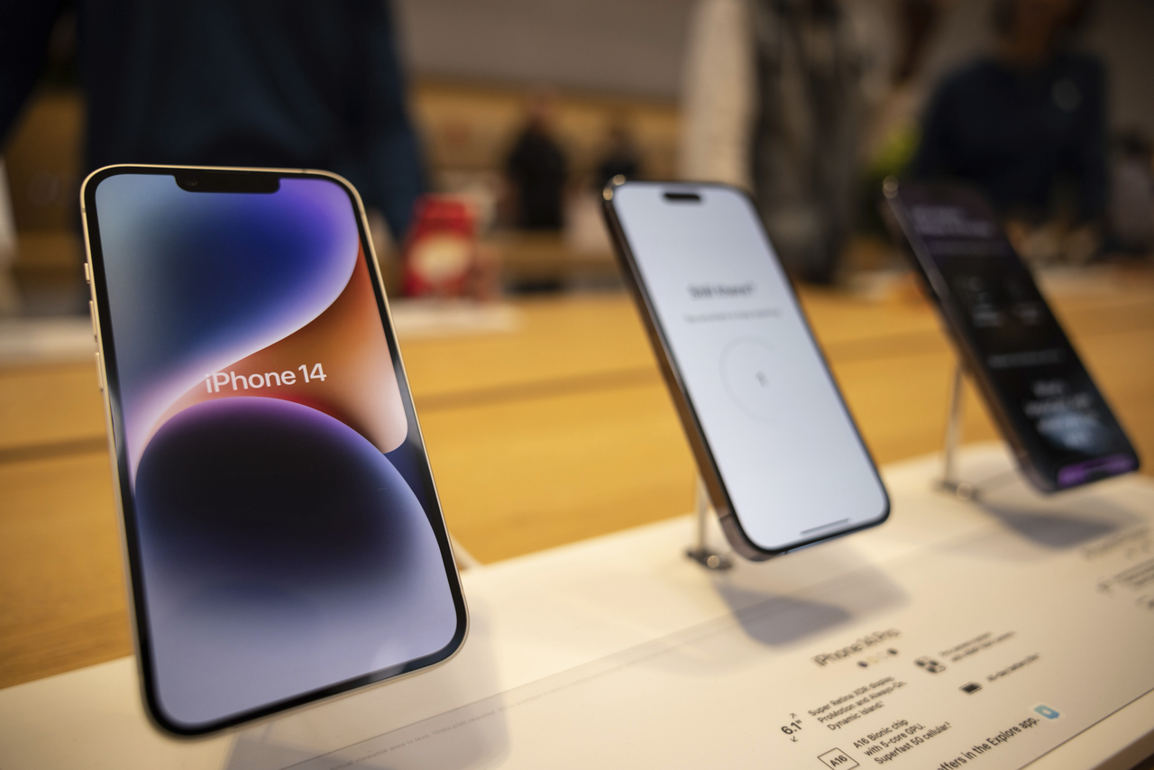 The iPhone 14, iPhone 14 Pro and iPhone 14 Pro Max are displayed at the Apple Fifth Avenue store in New York, Sept. 16, 2022. AP-Yonhap