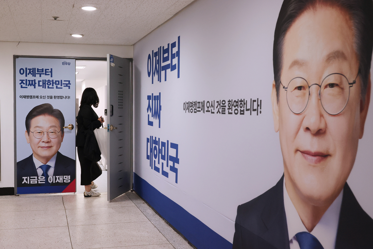 13일 서울 여의도에 마련된 이재명 전 더불어민주당 대표의 선거캠프 사무실로 한 관계자가 들어가고 있다. [연합]