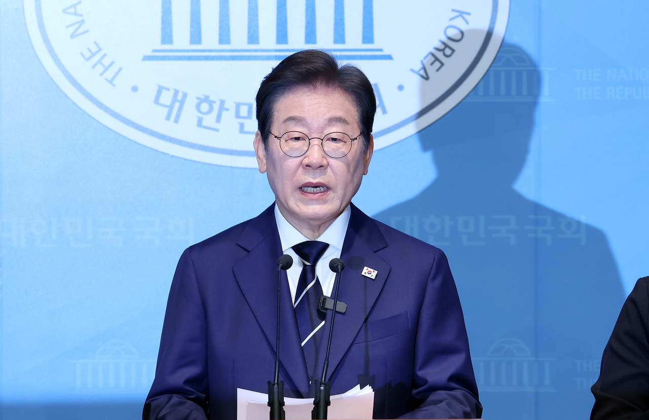 더불어민주당 대선 경선에 출마한 이재명 예비후보가 지난 11일 서울 여의도 국회 소통관에서 집권 청사진 등을 소개하는 ‘비전 선포식 및 캠프 일정 발표’를 하고 있다. [연합]