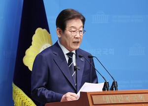 Ex-DP leader Lee poised to compete with 3 candidates in presidential primary