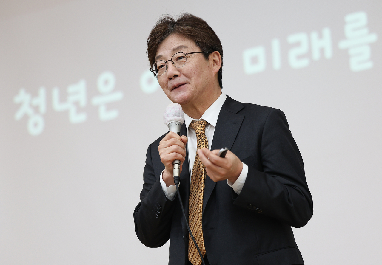 Former lawmaker Yoo Seong-min speaks to university students at Kyungpook National University on Friday. (Yonhap)