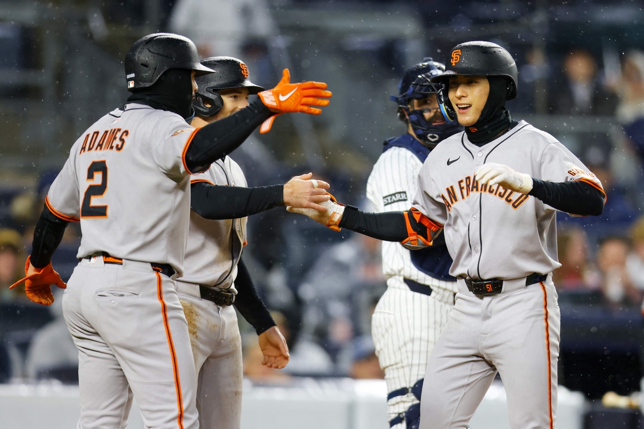 Lee Jung-hoo of the San Francisco Giants greets teammate Willy Adames after scoring against the New York Yankees during a Major League Baseball regular-season game at Yankee Stadium in New York on Saturday. (AP-Yonhap)