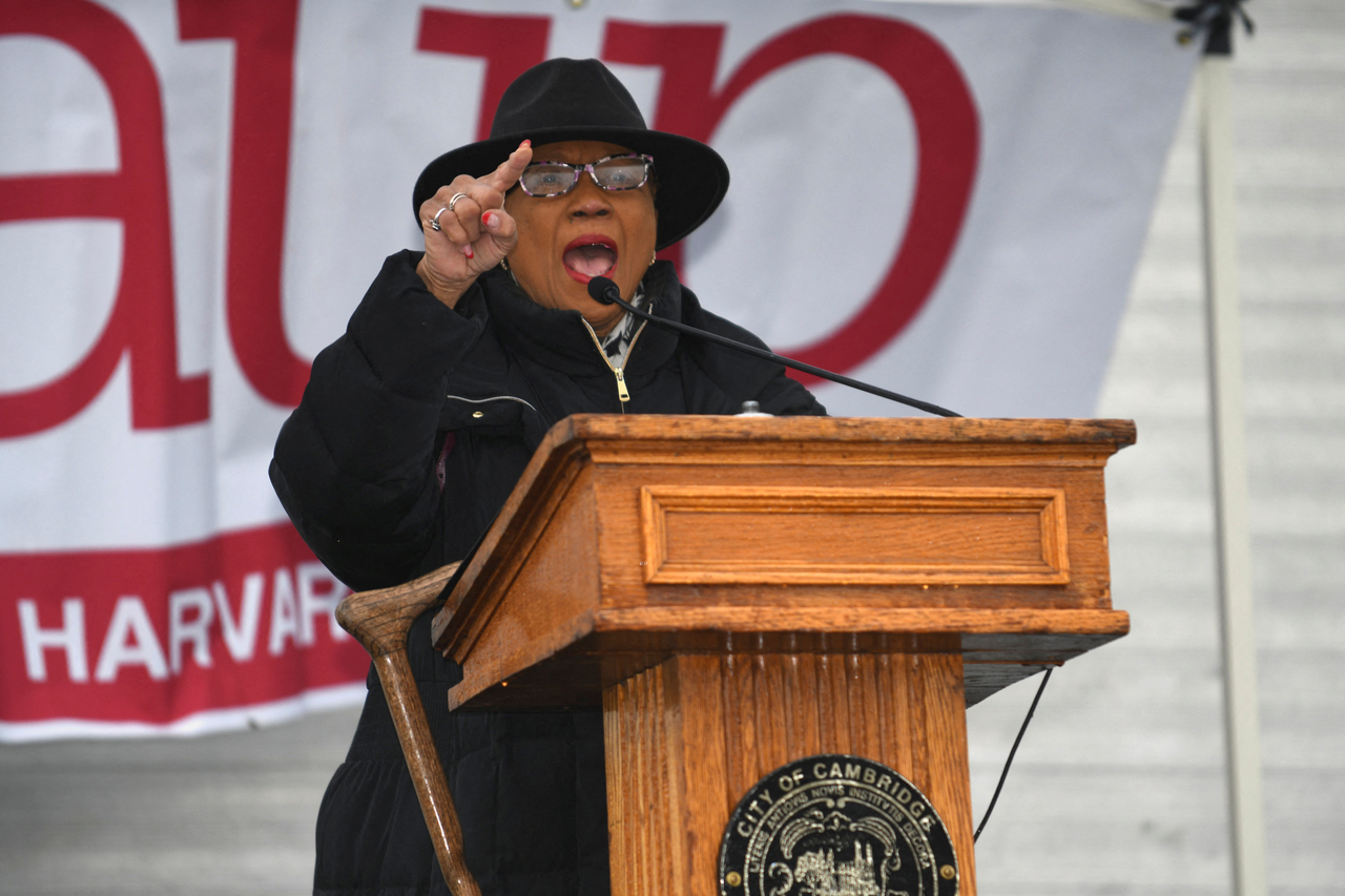 Cambridge mayor, Denise Simmons, addresses demonstrators on Cambridge Common in a protest organized by the City of Cambridge calling on Harvard leadership to resist interference at the university by the federal government in Cambridge, Massachusetts, Saturday. Reuters-Yonhap
