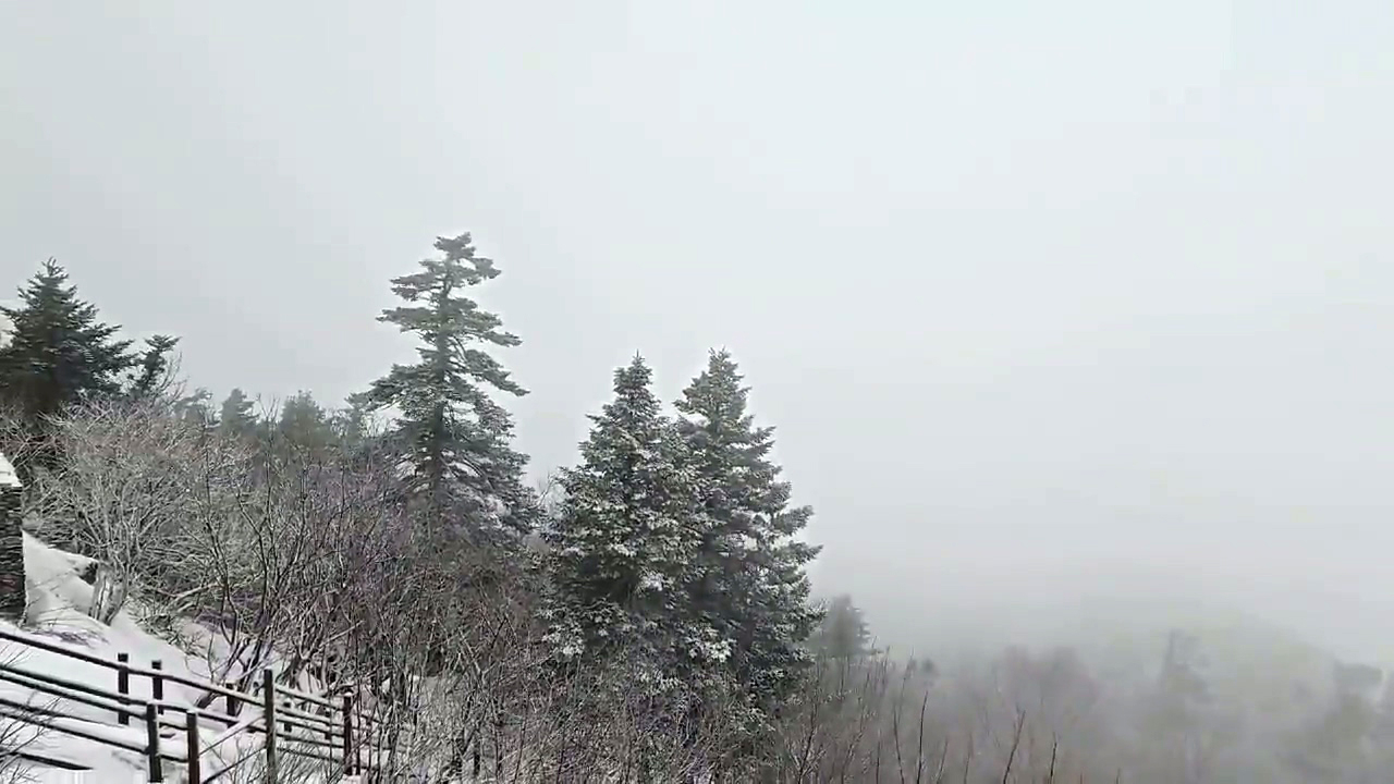About 1 centimeter of snow accumulated at the higher elevations of Seoraksan in Gangwon Province on Sunday, which is unusual for April. (Yonhap)