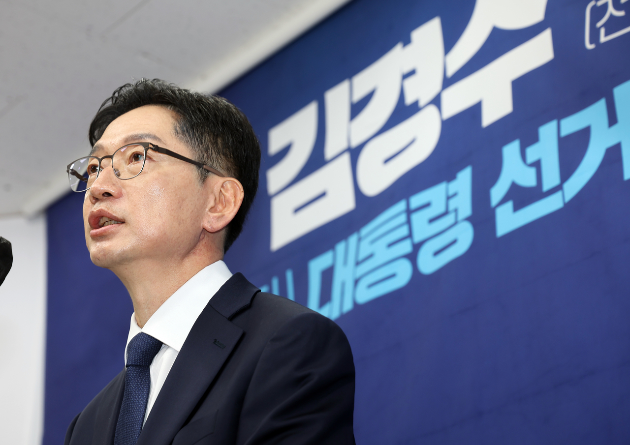 Kim Kyoung-soo, former governor of South Gyeongsang Province, announces his presidential bid for the main opposition Democratic Party of Korea at Sejong City Hall in Sejong, south of Seoul, on Sunday. (Yonhap)
