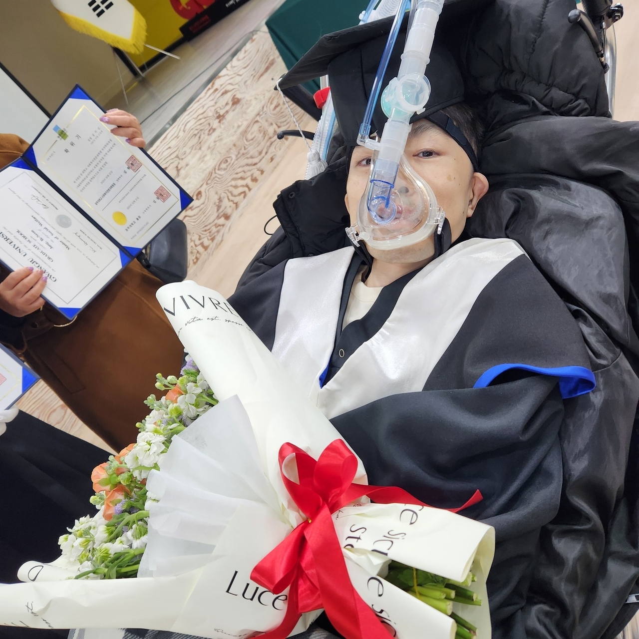 Jang shared this photo on Instagram on Feb. 21 after receiving his master’s degree and an academic award from Gwangju University. (Jang Ik-sun's Instagram account)