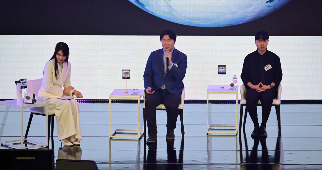 헤럴드미디어그룹 주최로 ‘헤럴드 에코페스타 2025’가 9일 대전 유성구 카이스트 KAIST 류근철 스포츠 콤플렉스에서 열렸다. 김형준(왼쪽) KAIST 문술미래전략대학원 교수와  KAIST 학생인 박성빈 씨가 ‘기후변화의 시대, 10년 후를 예측하다’를 주제로 토론을 하고 있다.  대전=박해묵 기자