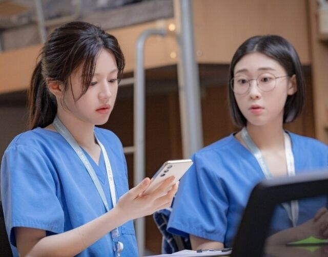 종로율제병원 1년차 산부인과 전공의 ‘오이영’(고윤정)과 ‘김사비’(한예지)/tvN