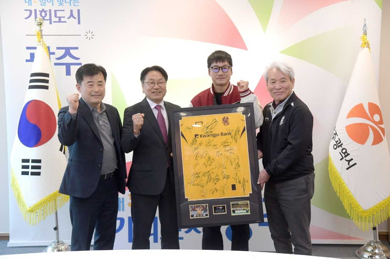이날 전달된 유니폼 액자에는 선수단 전원의 사인이 담겨있어 승리에 대한 각오와 팀의 단합된 의지를 보였다.
