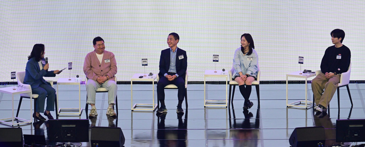 From left: CEO Lee Soon-youl from Korea Social Investment Foundation, CEO Ghim Se-hoon from aweXome Ray, CEO Kim Jeung-bin from SuperBin, CEO Kim Hyo-yi from Inertia and CEO Jeon Gun-ha from Holidaybus participate in a panel discussion during H.eco Festa at KAIST’s Lyu Keun-chul Sports Complex in Daejeon on April 9. (Park Hae-mook/The Korea Herald)