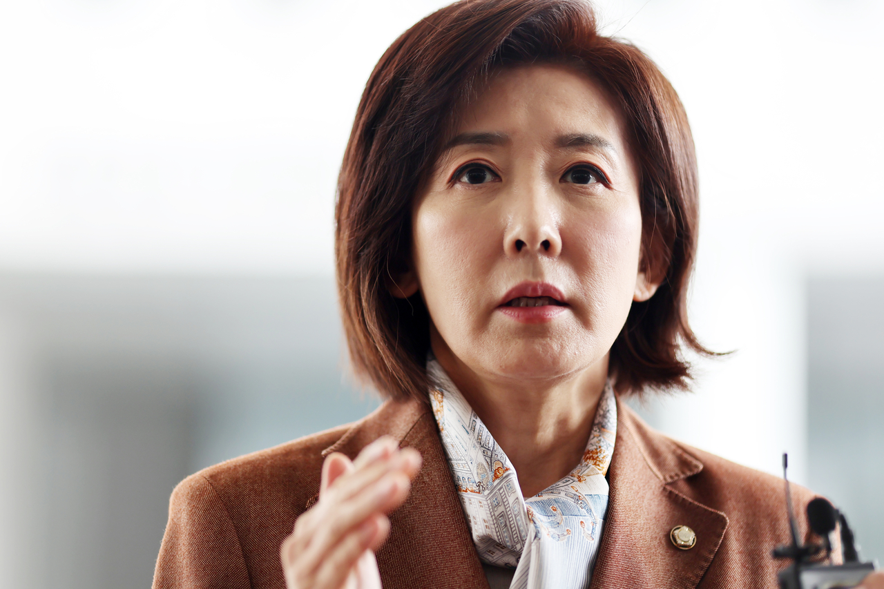 대선출마를 선언한 나경원 국민의힘 의원이 14일 서울남부지법에서 열린 패스트트랙 속행 공판 출석을 앞두고 사법개혁 공약을 발표하고 있다. [연합뉴스]