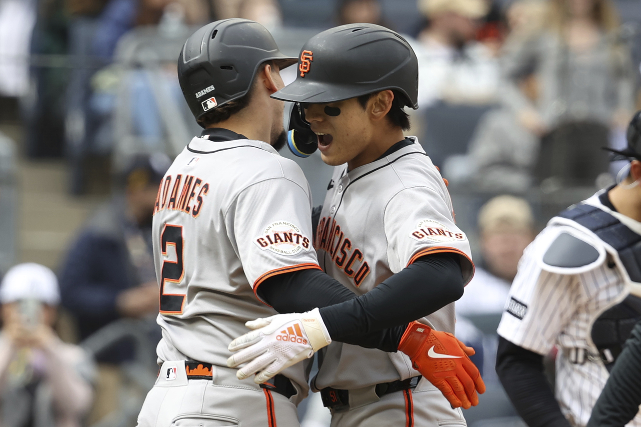 Lee Jung-hoo (right) of the San Francisco Giants celebrates with teammate Willy Adames, after hitting a three-run home run in the sixth inning against the New York Yankees in New York on Sunday. (AP-Yonhap)