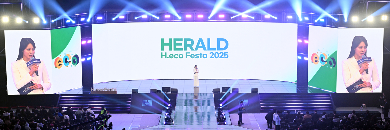 Broadcaster Ahn Hyun-mo speaks to the audience at H.eco Festa held at Korea Advanced Institute of Science and Technology’s Lyu Keun-chul Sports Complex in Daejeon on April 9. (Park Hae-mook/The Korea Herald)