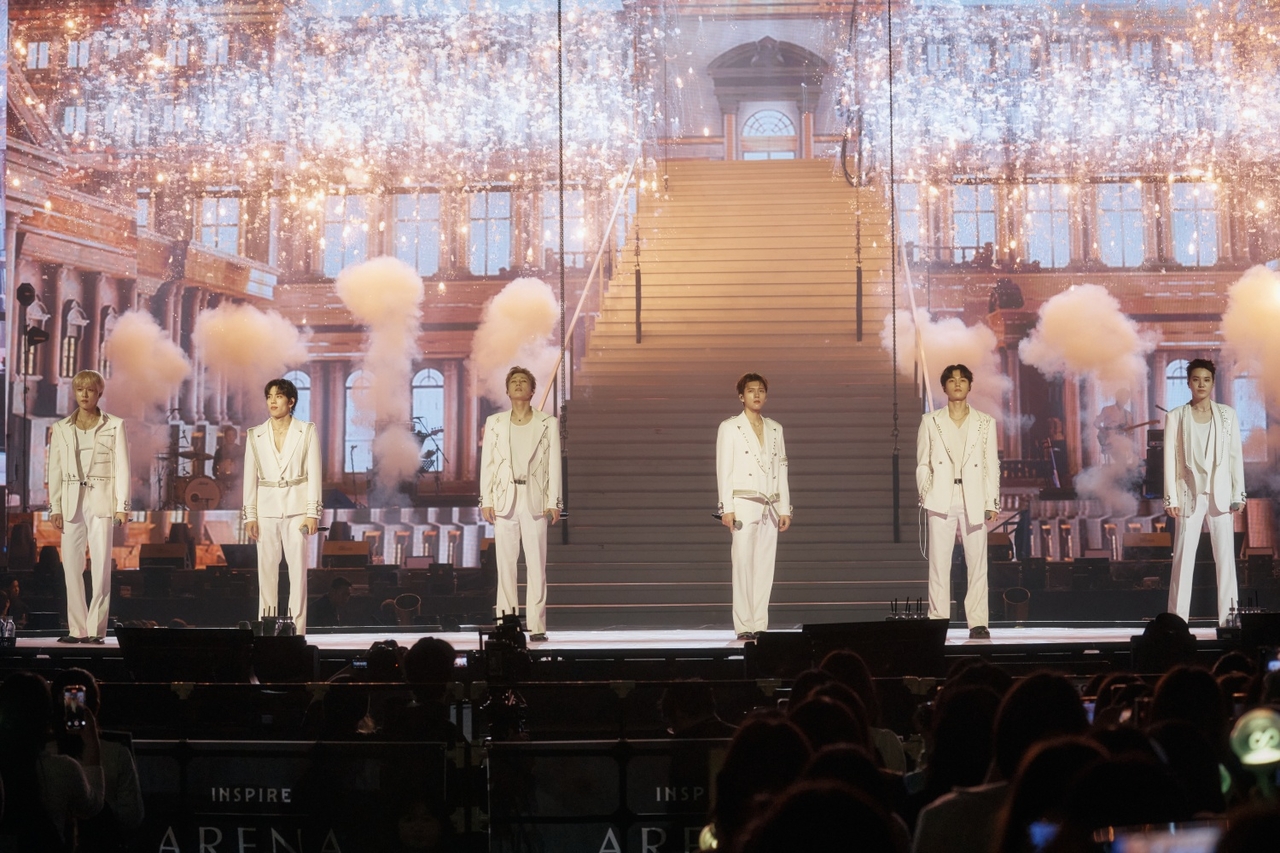 From left: Infinite members Sungyeol, Dongwoo, Sungkyu, Woohyun, L and Seongjong perform during the "Limited Edition," held at Inspire Arena, Incheon, Sunday. (Infinite Company)