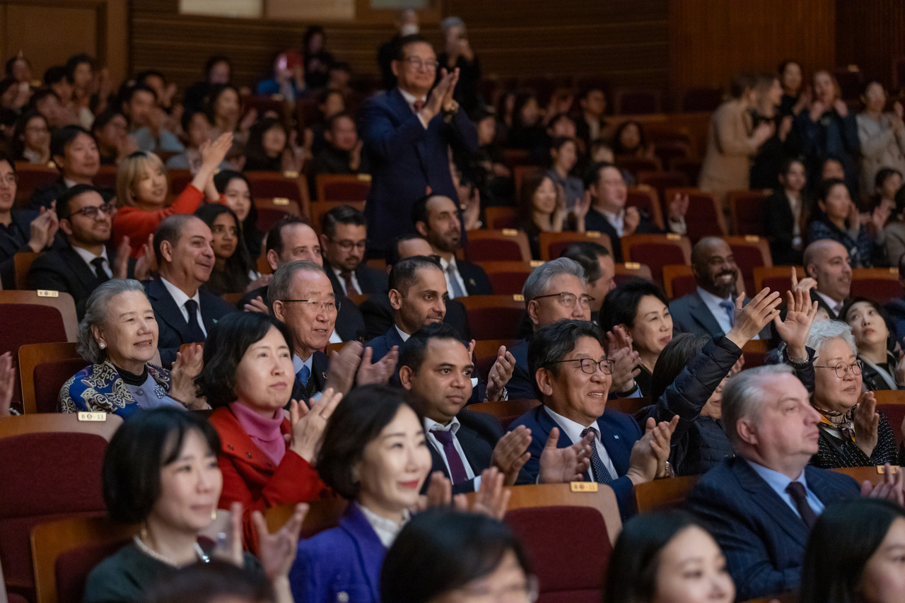 Guests including former UN Secretary-General Ban Ki-moon, Qatari Ambassador to South Korea Khalid Ebrahim Al-Hamar, former Foreign Minister Park Jin, and Herald Media Group CEO Choi Jin-young applaud following the Qatar Philharmonic Orchestra’s performance Sunday at the National Theater of Korea in Jung-gu, Seoul. (Qatar Embassy)