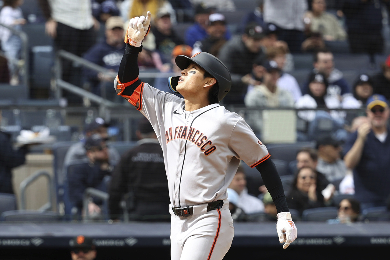 Lee Jung-hoo of the San Francisco Giants gestures after hitting a three-run home run during the sixth inning against the New York Yankees in New York on Sunday. (AP-Yonhap)