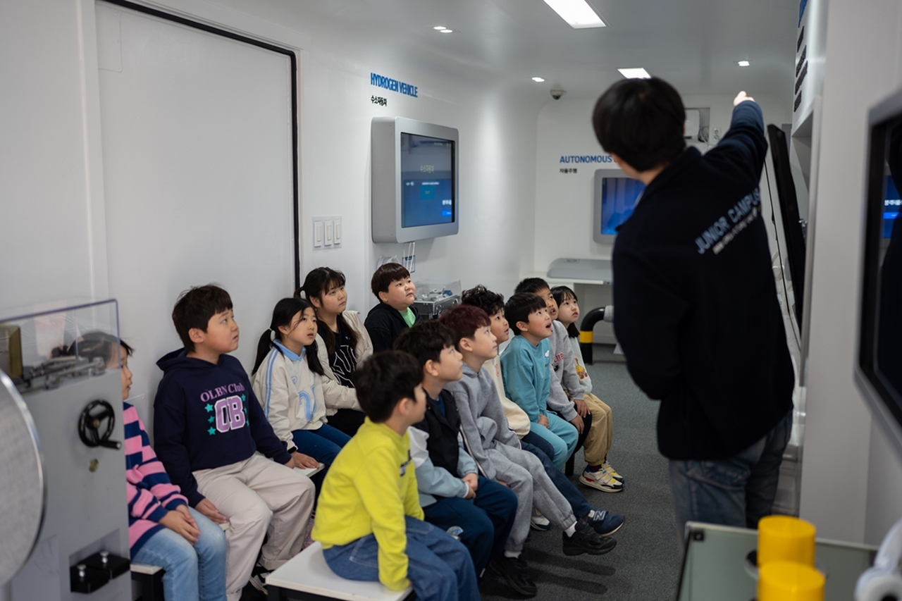 BMW 코리아 미래재단이 충남 지역 14개 초등학교 대상 ‘분교 초청 데이’를 진행하고 있다. [BMW 코리아 제공]