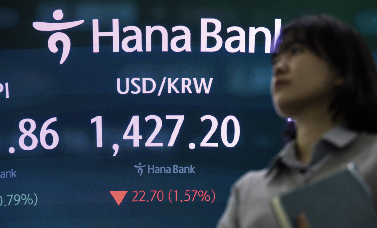 A currency trader work at the foreign exchange dealing room of the KEB Hana Bank headquarters in Seoul on Monday. (Yonhap)