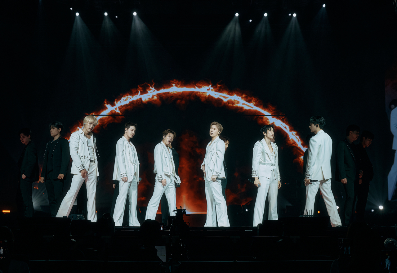 From left: Infinite members Sungyeol, Seongjong, Woohyun, Sungkyu, Dongwoo and L perform during the "Limited Edition" concert held in Inspire Arena, Incheon, Sunday. (Infinite Company)