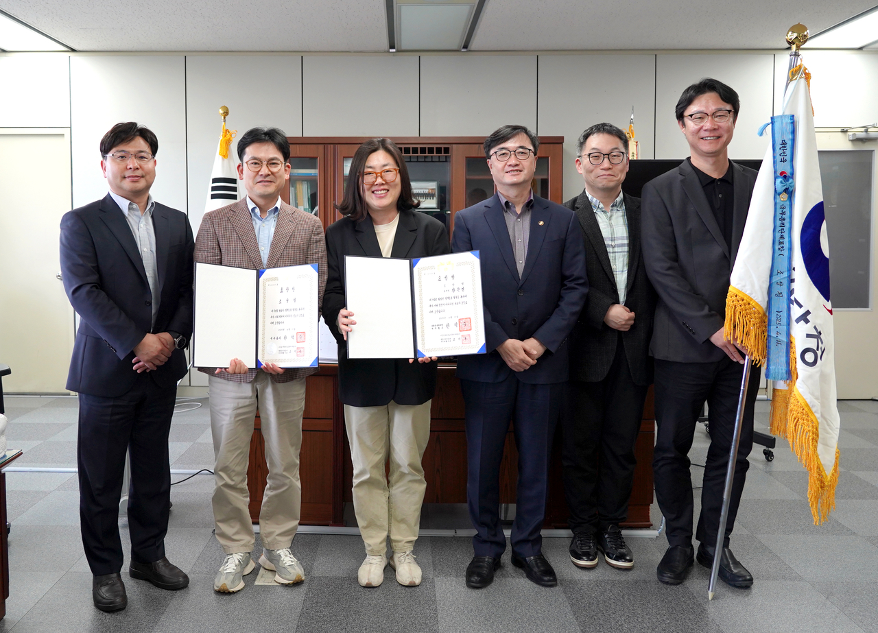 조달청(청장 임기근, 사진 왼쪽 네 번째)은 문화체육관광부가 주관하는 2024년 정책소통평가에서 국정과제 및 국가 주요 정책 소통에 적극 기여한 점을 인정받아 우수기관으로 선정, 국무총리 표창을 수상했다고 밝혔다.
사진 왼쪽부터 박철웅 대변인, 온라인 담당 한명일 사무관, 강은경 주무관,  평가 담당 이용훈 사무관, 언론 담당 김대호 사무관이 표창장 및 단체표창 수치를 전달한 뒤 기념 촬영을 하고 있다.
