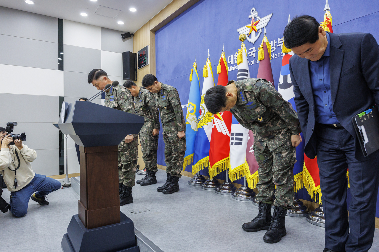국방부조사본부는 14일 경기 포천 전투기 오폭 사고와 관련해 해당 부대 지휘관인 전대장 A대령과 대대장 B중령을 추가 형사입건했다고 밝혔다. 이영수 공군참모총장이 지난 3월 10일 국방부청사에서 가진 KF-16 전투기 오폭 사건 기자회견에서 사과한 뒤 고개를 숙이고 있다. [연합]