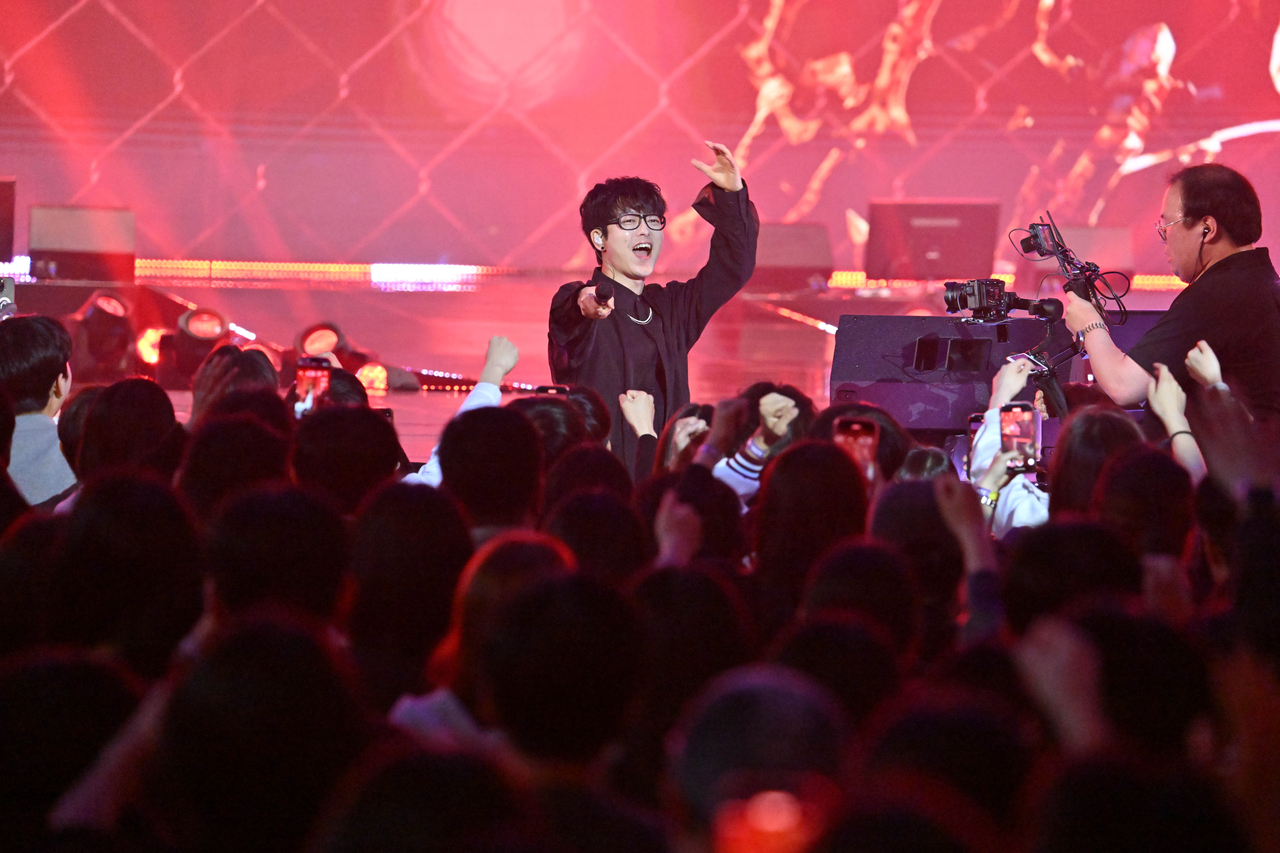 Singer-songwriter Ha Hyun-woo performs at H.eco Festa at KAIST’s Lyu Keun-chul Sports Complex in Daejeon on April 9. (Im Se-jun/The Korea Herald)