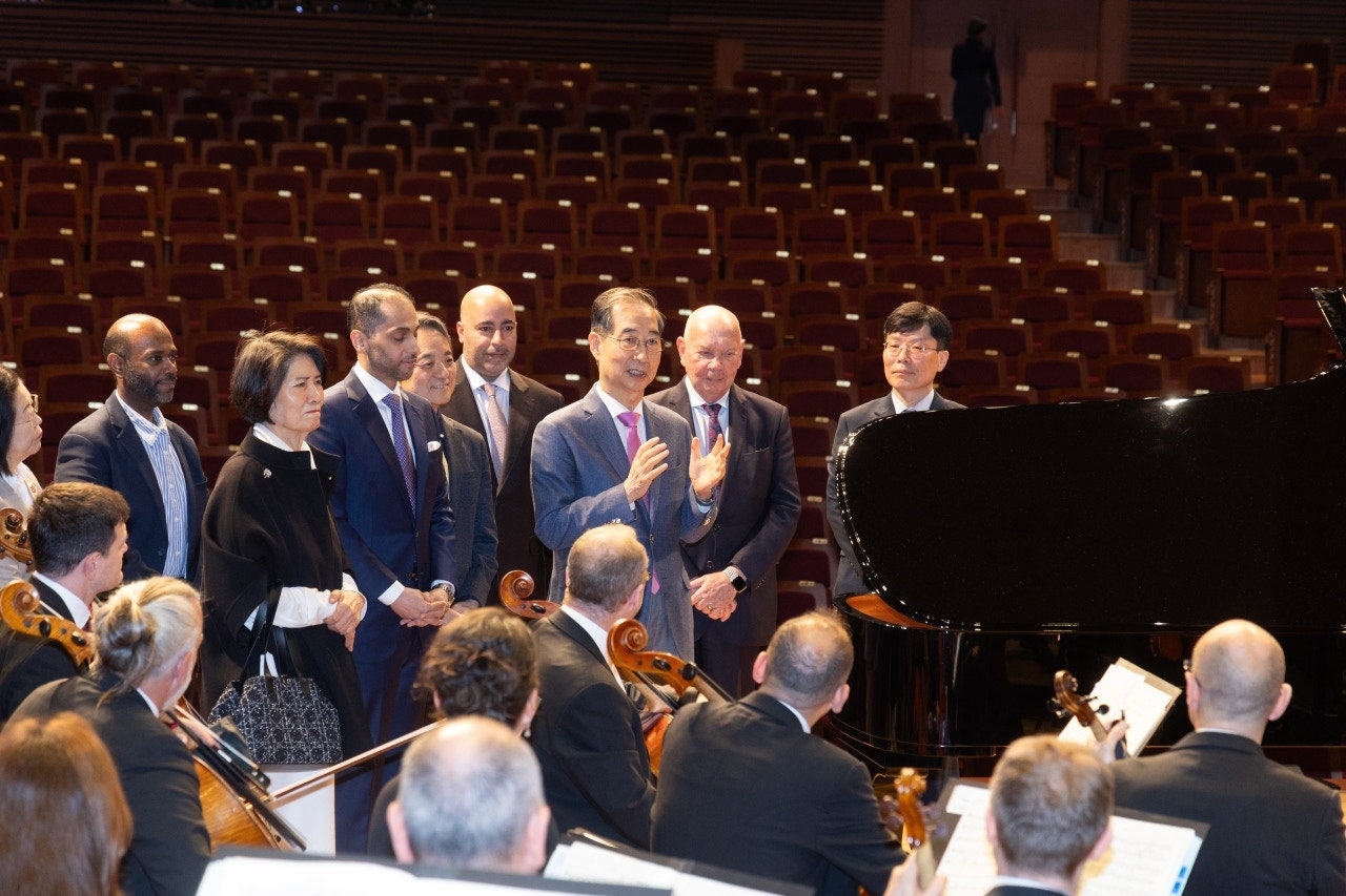 Prime Minister and acting President Han Duck-soo meets with the members of the Qatar Philharmonic Orchestra Sunday at the National Theater of Korea. (Qatar Embassy)