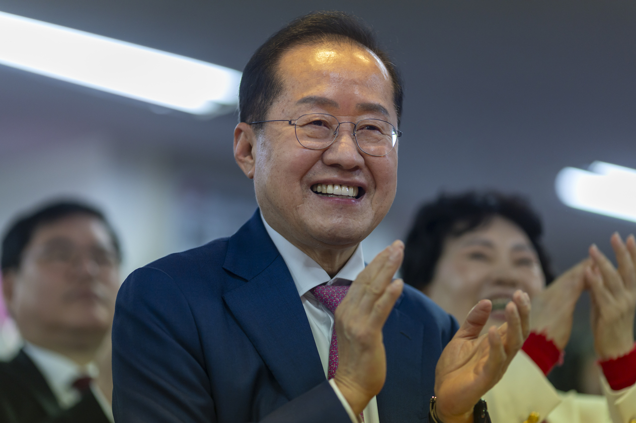 홍준표 전 대구시장이 14일 오후 서울 여의도 대하빌딩에 마련된 선거 사무소에서 제21대 대통령 선거 출마 선언을 앞두고 박수를 치고 있다. 임세준 기자
