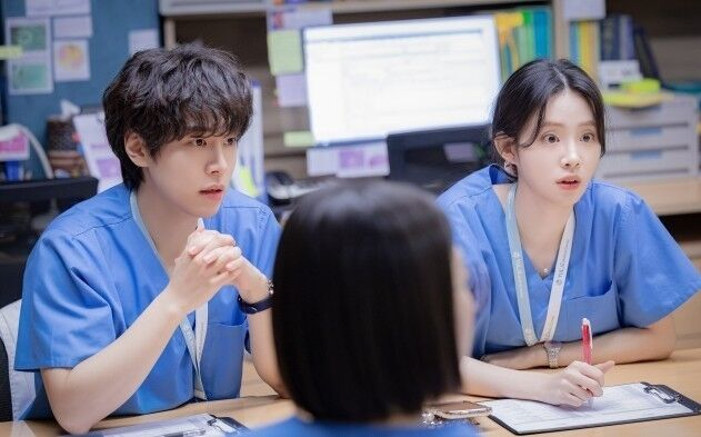 종로율제병원 1년차 산부인과 전공의 ‘엄재일’(강유석)과 ‘표남경’(신시아)/tvN