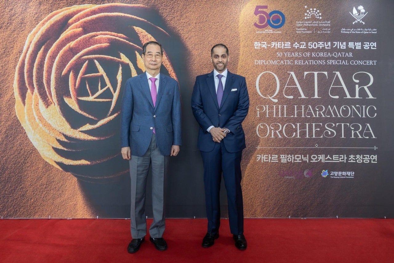 Prime Minister and acting President of Korea Han Duck-soo and Qatari Ambassador to South Korea Khalid Ebrahim Al-Hamar pose for photos at the Qatar Philharmonic Orchestra's concert at the National Theater of Korea in Seoul. (Qatar Embassy)