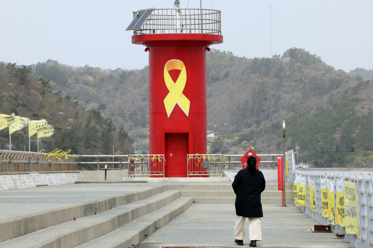 A yellow ribbon commemorates the 304 dead or missing in the April 16, 2014 sinking of the Sewol ferry at Paengmok Harbor in Jindo, South Jeolla Province, Monday. The yellow ribbon symbolizes the hope that those who went missing in the tragedy would safely return. (Yonhap)